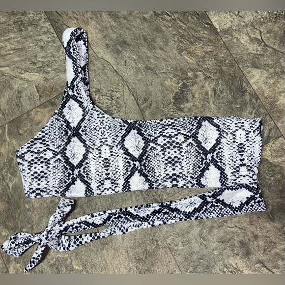 SOLD 💥CLEARANCE💥Bikini Top - Picture 2 of 3